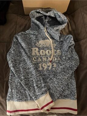 Roots women’s size medium gray Hoodie | Roots Canada 1973